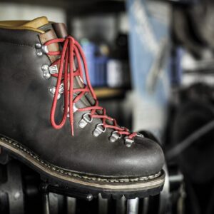 Chaussure N°3 vue de coté, sur machine johnson
