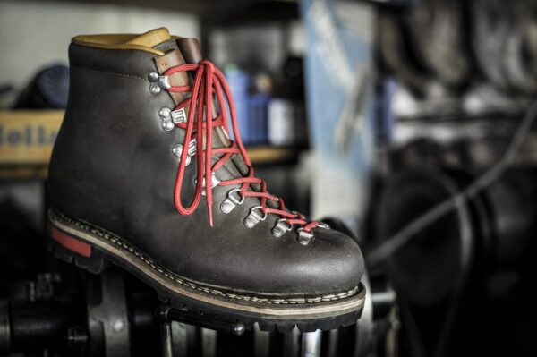 Chaussure N°3 vue de coté, sur machine johnson
