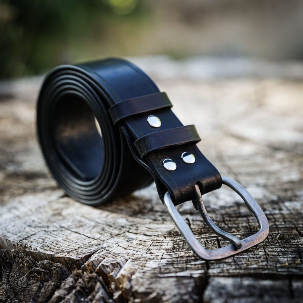 Ceinture acier forgé, carré sobre