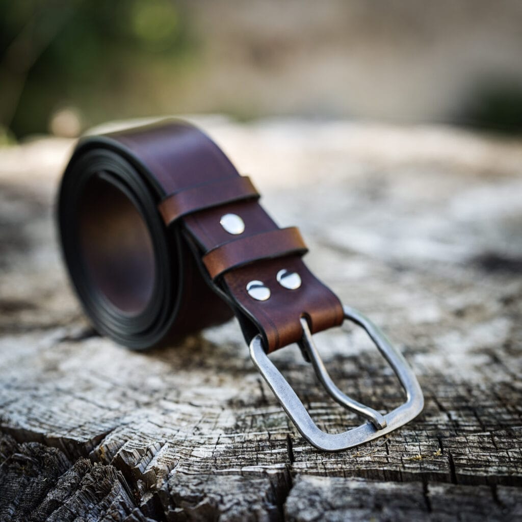 Ceinture acier forgé, carré sobre